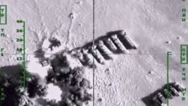 Caminhões do petróleo, que, segundo o Ministério de Defesa da Rússia, estão sendo utilizados por militantes do Daesh, são atingidos por ataques aéreos realizados pela Força Aérea da Rússia, em um local desconhecido na Síria, nesta imagem tomada de um vídeo divulgado pela pasta de Defesa da Rússia em 18 de novembro - Sputnik Brasil