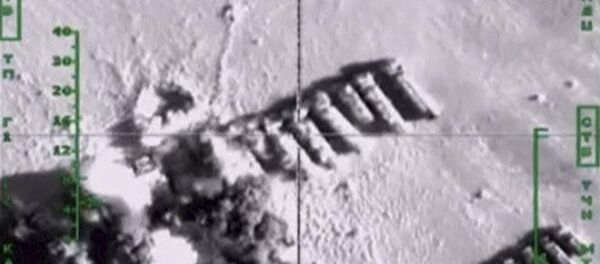 Caminhões do petróleo, que, segundo o Ministério de Defesa da Rússia, estão sendo utilizados por militantes do Daesh, são atingidos por ataques aéreos realizados pela Força Aérea da Rússia, em um local desconhecido na Síria, nesta imagem tomada de um vídeo divulgado pela pasta de Defesa da Rússia em 18 de novembro - Sputnik Brasil