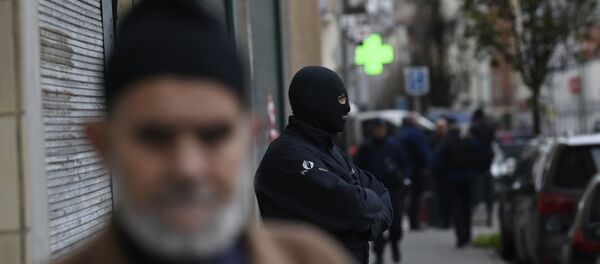 Policial belga na frente de um prédio em Bruxelas, durante operação antiterrorista Policial belga na frente de um prédio em Bruxelas, durante operação antiterrorista - Sputnik Brasil