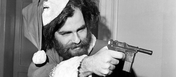 O líder do Partido Internacional da Juventude, Jerry Rubin, aponta uma arma de brinquedo em sinal de “defesa legítima” em 4 de dezembro de 1969, ao ser proibido de participar da sessão do subcomitê de Atividades Antiamericanas. Rubin chegou à sessão vestido de Santa para demostrar que o subcomitê era “um circo total”. - Sputnik Brasil