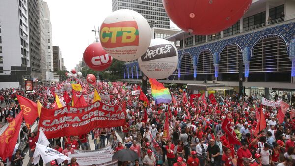 Protesto contra o pedido de impeachment da presidente Dilma na Avenida Paulista - Sputnik Brasil