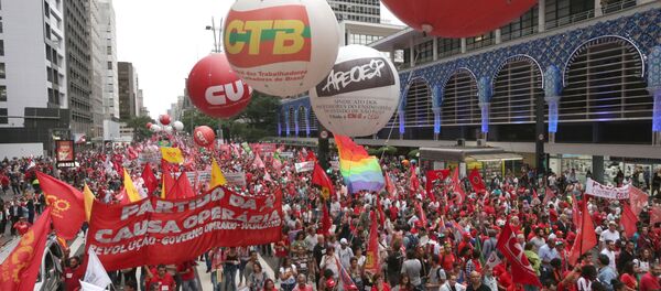 Protesto contra o pedido de impeachment da presidente Dilma na Avenida Paulista - Sputnik Brasil