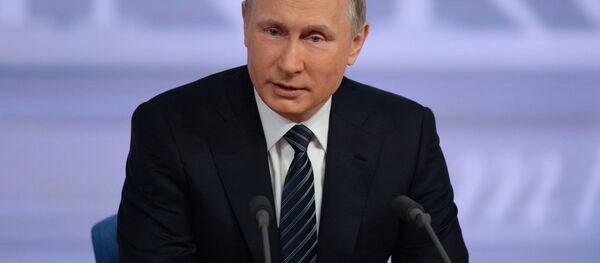 17 de dezembro, 2015. O presidente russo Vladimir Putin está realizando a grande coletiva anual no Centro de comércio internacional em Moscou 17 de dezembro, 2015. O presidente russo Vladimir Putin está realizando a grande coletiva anual no Centro de comércio internacional em Moscou - Sputnik Brasil
