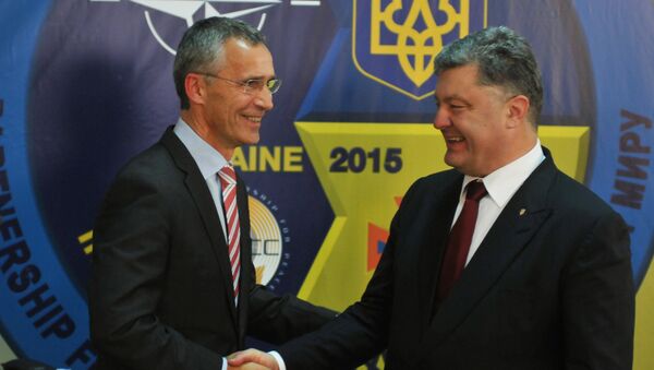 Secretário-geral da OTAN, Jens Stoltenberg, e o presidente ucraniano Pyotr Poroshenko - Sputnik Brasil