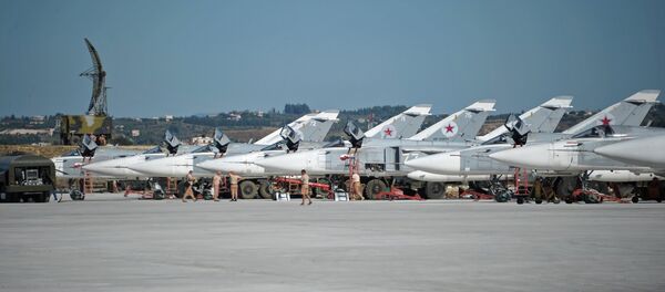 Bombardeiros Su-24 na base aérea russa Hmeymim na Síria - Sputnik Brasil