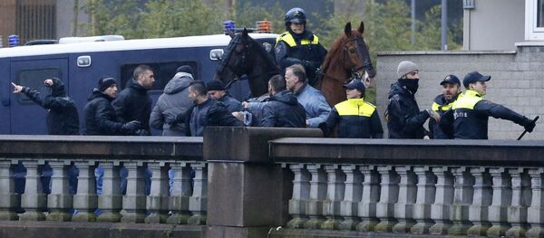 Torcedores da Roma discutem com policiais holandeses Torcedores da Roma discutem com policiais holandeses - Sputnik Brasil