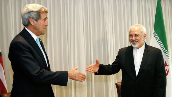 Ministro das Relações Exteriores do Irã, Mohammed Javad Zarif, cumprimenta o secretário de Estado dos EUA, John Kerry, Genebra, 14 de janeiro de 2015 - Sputnik Brasil