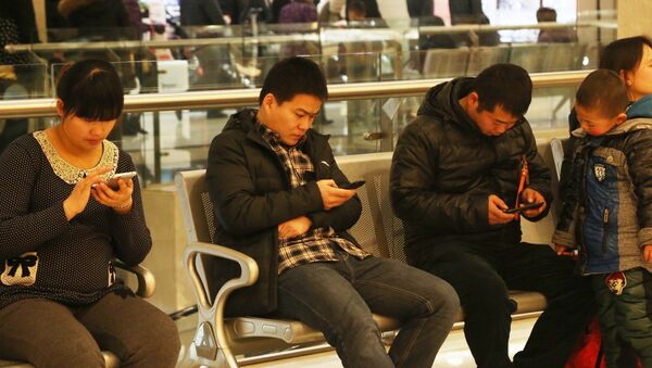 Chinês com seus celulares - Sputnik Brasil