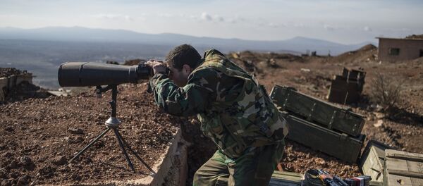 A soldier of the Syrian Arab Army at an observation post at the frontline in the al-Kom village of the Quneitra province in Syria - Sputnik Brasil