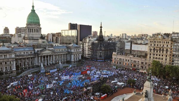 Argentinos protestam contra as políticas do Presidente Mauricio Macri e saem em defesa da Lei de Meios - Sputnik Brasil