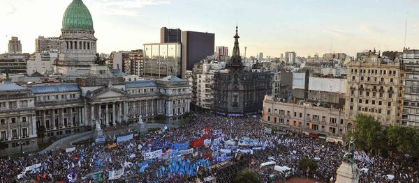 Argentinos protestam contra as políticas do Presidente Mauricio Macri e saem em defesa da Lei de Meios - Sputnik Brasil