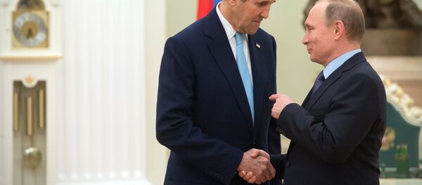 Presidente russo Vladimir Putin e secretário de Estado dos EUA, John Kerry, durante uma reunião no Kremlin. 15 de dezembro. - Sputnik Brasil