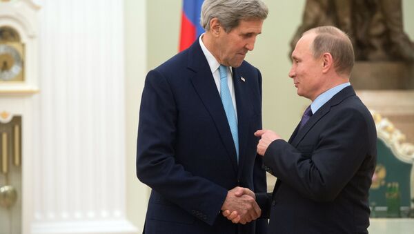 Presidente russo Vladimir Putin e secretário de Estado dos EUA, John Kerry, durante uma reunião no Kremlin. 15 de dezembro. - Sputnik Brasil