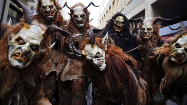 Homens vestidos de Krampus (imagem referencial) - Sputnik Brasil