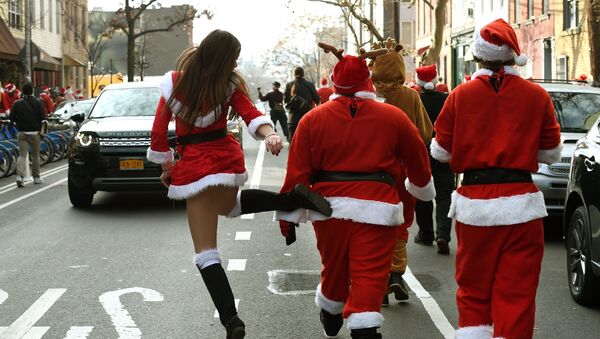 Pessoas fantasiadas de Papai Noel desfilam nas ruas de Nova York após o encontro SantaCon 2015 em McCarren Park, Brooklyn. 12 de dezembro. - Sputnik Brasil