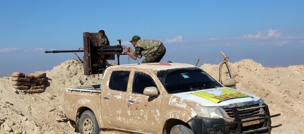 Um soldado da YPG perto de el-Hasakeh, não longe da fronteira entre Síria e Iraque, em novembro - Sputnik Brasil