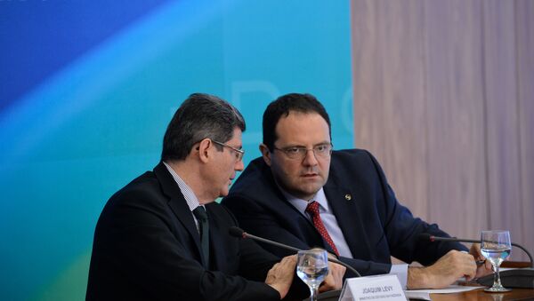 Joaquim Levy e Nelson Barbosa, durante coletiva de imprensa, após entregarem o orçamento de 2016 - Sputnik Brasil