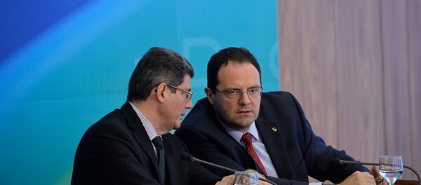 Joaquim Levy e Nelson Barbosa, durante coletiva de imprensa, após entregarem o orçamento de 2016 - Sputnik Brasil