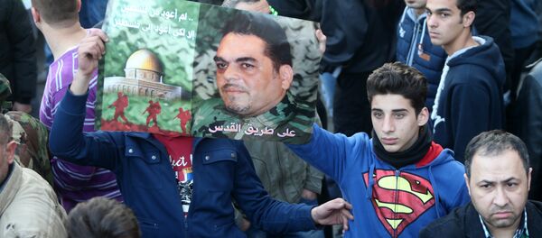 Cidadãos libaneses empunham um cartaz com o retrato de Samir Kuntar durante a cerimónia de funerais do membro do Hezbollah, Beirute, Líbano, 21 de dezembro de 2015 Cidadãos libaneses empunham um cartaz com o retrato de Samir Kuntar durante a cerimónia de funerais do membro do Hezbollah, Beirute, Líbano, 21 de dezembro de 2015 - Sputnik Brasil