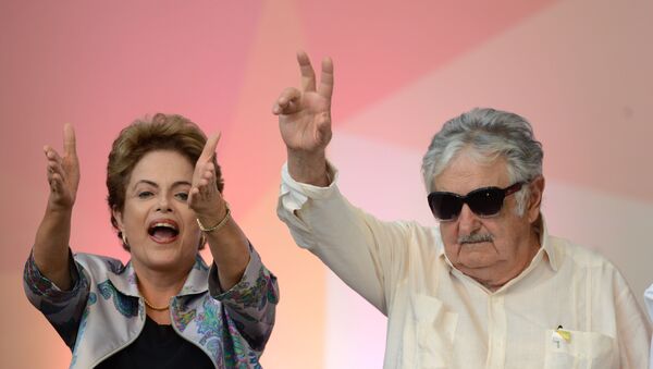 O ex-presidente do Uruguai, José Mujica, e a presidenta do Brasil, Dilma Rousseff durante a 3ª Conferência Nacional de Juventude, em Brasília - Sputnik Brasil