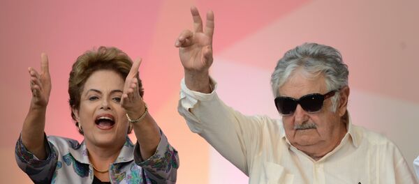 O ex-presidente do Uruguai, José Mujica, e a presidenta do Brasil, Dilma Rousseff durante a 3ª Conferência Nacional de Juventude, em Brasília O ex-presidente do Uruguai, José Mujica, e a presidenta do Brasil, Dilma Rousseff durante a 3ª Conferência Nacional de Juventude, em Brasília - Sputnik Brasil