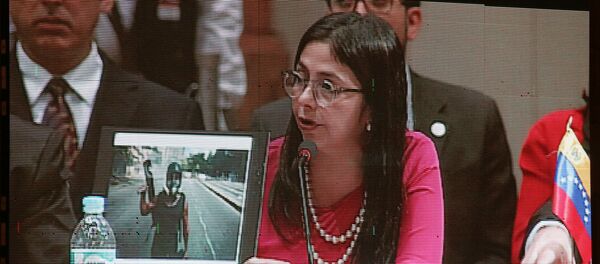 Chanceler da Venezuela, Delcy Rodríguez, mostra fotos das manifestações de 2014 em Caracas, durante sua resposta ao presidente argentino Mauricio Macri, na Cúpula do Mercosul - Sputnik Brasil