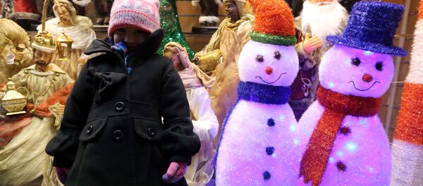 Uma menina posa para foto na frente de uma vitrine em Teerã Uma menina posa para foto na frente de uma vitrine em Teerã - Sputnik Brasil