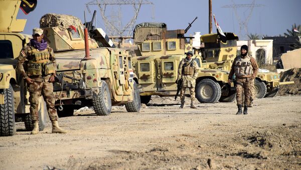 Iraqi soldiers advance their position in northern Ramadi, 70 miles (115 kilometers) west of Baghdad, Iraq, Monday, Dec. 21, 2015 - Sputnik Brasil