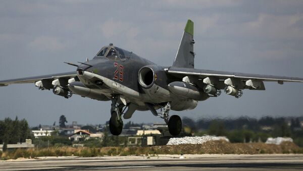Avião Su-25 russo decola da base aérea de Hmeymim na Síria - Sputnik Brasil