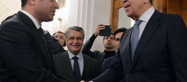 Ministro das Relações Exteriores russo, Sergei Lavrov, durante um encontro com o copresidente do partido de Democracia dos Povos da Turquia, Salahaddin Demirtas, em Moscou, 23 de dezembro de 2015 - Sputnik Brasil