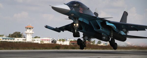 Bombardeiro russo Su-34 decola da base aérea russa de Hmeymim na Síria - Sputnik Brasil