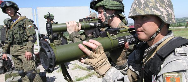 Especialistas russos ensinam soldados quirguizes a usar lança-granadas - Sputnik Brasil