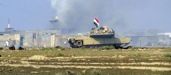 A national flag waves on an Iraqi Army Abrams tank as Iraqi forces supported by U.S.-led coalition airstrikes advance their position during clashes with Islamic State group in the western suburbs of Ramadi, the capital of Iraq's Anbar province, 70 miles (115 kilometers) west of Baghdad, Iraq, Saturday, Nov. 21, 2015 - Sputnik Brasil