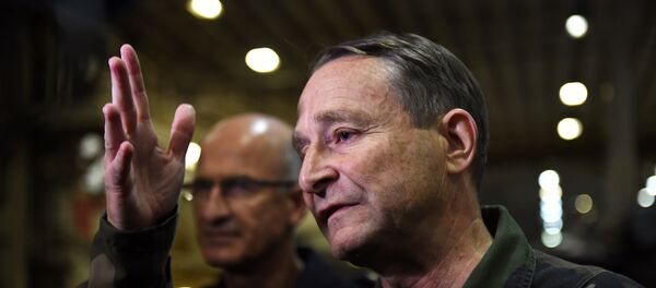 Pierre de Villiers durante uma visita ao navio Charles de Gaulles, em 23 de novembro - Sputnik Brasil