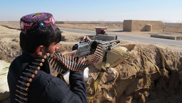 Agente da Polícia Local do Afeganistão toma a posição no distrito de Marjah na província de Helmand durante a batalha contra o Talibã, Afeganistão, 23 de dezembro de 2015 - Sputnik Brasil