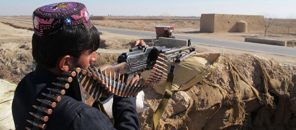 Agente da Polícia Local do Afeganistão toma a posição no distrito de Marjah na província de Helmand durante a batalha contra o Talibã, Afeganistão, 23 de dezembro de 2015 - Sputnik Brasil