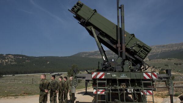 German soldiers stand to attention in front of a German Patriot missile launcher at the Gazi barracks in Kahramanmaras, southern Turkey on March 25, 2014 - Sputnik Brasil