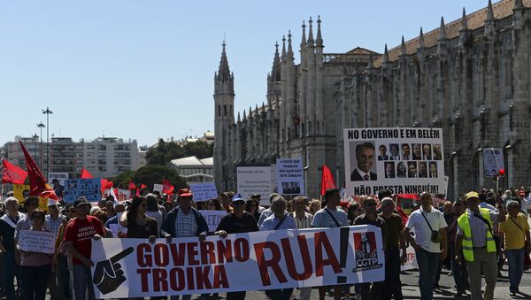 Manifestantes protestam contra troika e governo em Lisboa, Portugal - Sputnik Brasil