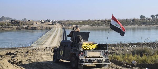 Iraqi security forces cross a bridge built by corps of Engineers over the Euphrates River as Islamic State destroyed all the bridges leading to central Ramadi to block Iraqi security forces from moving forward in Ramadi, 70 miles (115 kilometers) west of Baghdad, Iraq, Tuesday, Dec. 22, 2015 - Sputnik Brasil
