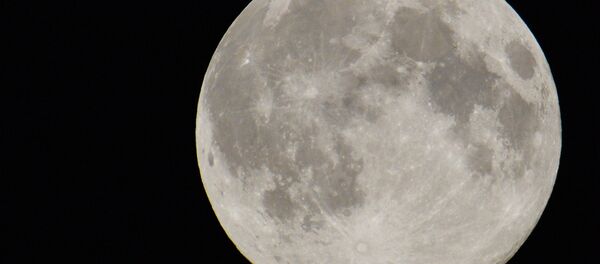 Disco de Lua no céu de Moscou, 10 de agosto de 2015 - Sputnik Brasil