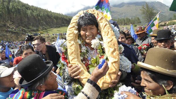 Bolivia's President Evo Morales is greeted by residents with a garland made of bread in Quime, southeast of La Paz, November 28, 2015 - Sputnik Brasil