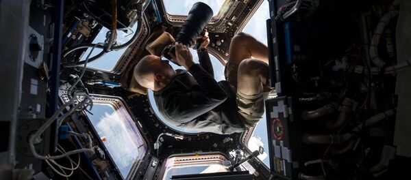 Astronauta da NASA Chris Cassidy ao tirar foto da Terra da EEI - Sputnik Brasil