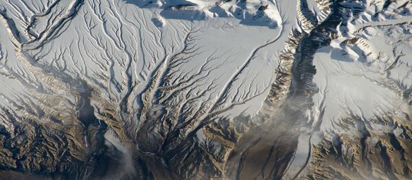 Rio e neve no Himalaia, na fronteira da Índia com a China, tirada da EEI - Sputnik Brasil
