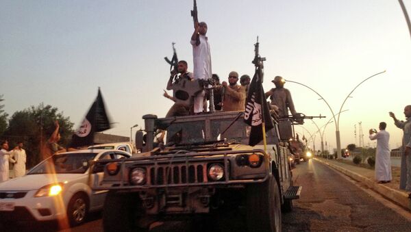 Militantes do EI em um veículo das forças de segurança do Iraque (Mossul, junho de 2014) - Sputnik Brasil