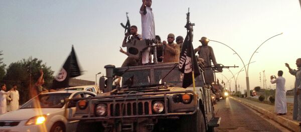 Militantes do Daesh em um veículo das forças de segurança do Iraque (Mossul, junho de 2014) - Sputnik Brasil