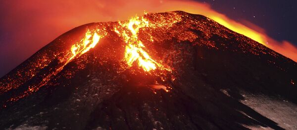Cinzas e lava são derramadas pelo vulcão Villarrica - Sputnik Brasil