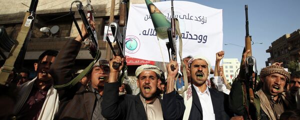 Seguidores do movimento Houthi em manifestação de repúdio à interferência estrangeira nos assuntos internos do Iêmen em Sanaa Seguidores do movimento Houthi em manifestação de repúdio à interferência estrangeira nos assuntos internos do Iêmen em Sanaa - Sputnik Brasil