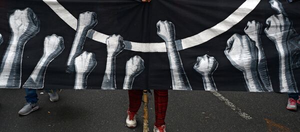 Um manifestante durante a marcha contra Mauricio Macri em 22 de dezembro, em Buenos Aires - Sputnik Brasil