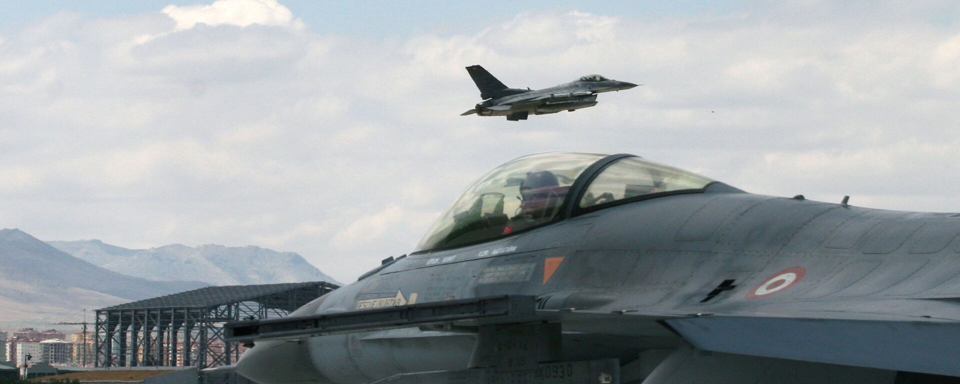 Caça F-16 turco se prepara para decolar na cidade de Konya, em 15 de junho de 2009 - Sputnik Brasil, 1920, 06.08.2024