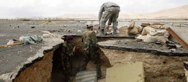 Forças do governo sírio saem de um túnel, segundo as informações recebidas anteriormente, usado por combatentes rebeldes em 28 de setembro de 2014 depois que assumiram o controle da cidade de Adra al-Balad, nos arredores da capital Damasco - Sputnik Brasil